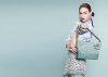 В рекламной кампании Chanel коллекции Весна-Лето 2018, представленной в прошлом октябре в Париже, проглядывается яркое настроение, пастельные тона и стильный минимализм. На нежно розовом и бирюзовом фоне, в объективе Карла Лагерфельда позируют юные модели Луна Бийль и Грейс Элизабет. 