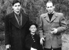Слева направо: Владимир Познер, его брат Павел, его отец Владимир Александрович Познер