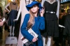 Молодой русский дизайнер в голубой одежде синяя шляпа с широкими полями